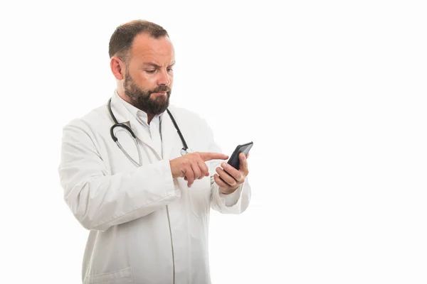 Retrato Del Médico Masculino Desplazándose Teléfono Inteligente Aislado Sobre Fondo —  Fotos de Stock