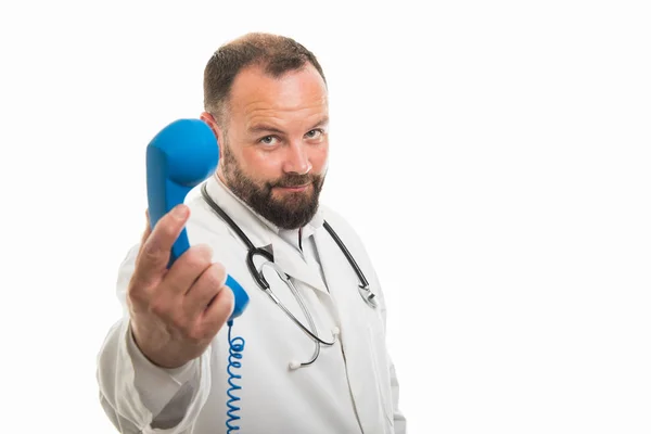 男性医生画像在白色背景下与 Copyspace 广告区隔离的蓝色接收机 — 图库照片