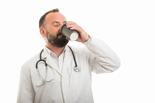 Copyspace 広告エリアが白い背景の上にコーヒー カップを飲む男性医師の肖像画分離 — ストック写真