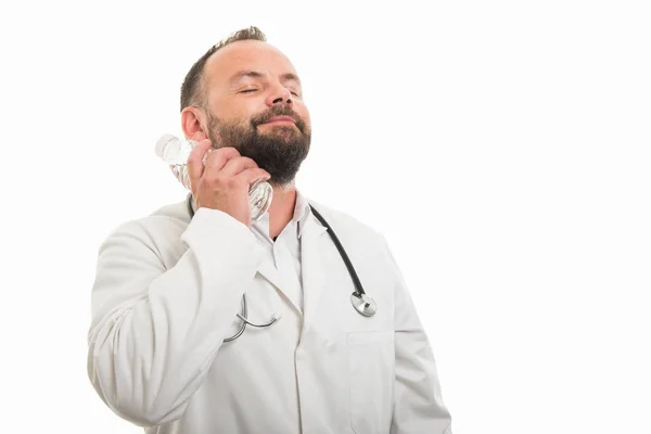 Retrato Del Médico Masculino Enfriándose Con Una Botella Agua Aislada — Foto de Stock