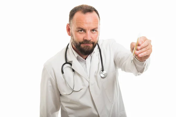 Portret Lekarza Mężczyzna Wyświetlone Termometr Aparat Białym Tle Białym Tle — Zdjęcie stockowe