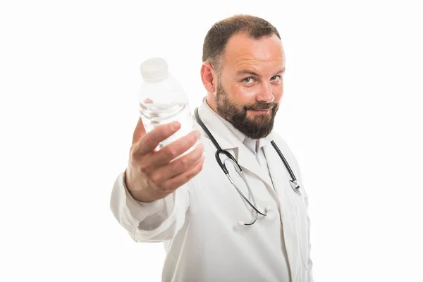 Retrato Del Médico Varón Entregando Una Botella Agua Aislada Sobre —  Fotos de Stock