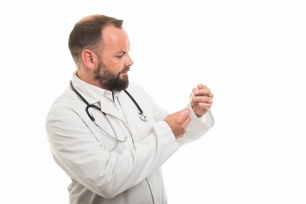 Erkek Doktor Boşaltmak Reklam Alan Beyaz Zemin Üzerine Izole Termometre — Stok fotoğraf