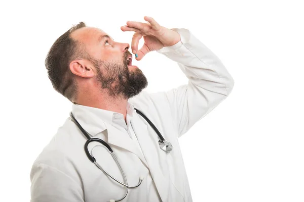 Porträtt Manliga Läkare Att Ett Piller Isolerad Vit Bakgrund Med — Stockfoto