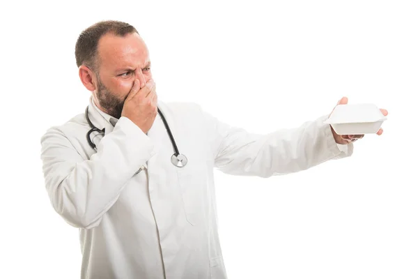 Retrato Del Médico Masculino Guardando Mal Olor Lonchera Aislada Sobre —  Fotos de Stock