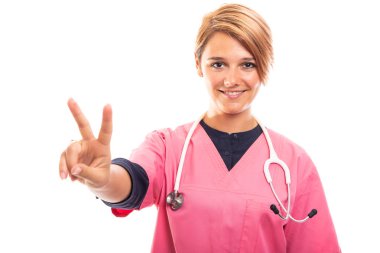 Pembe fırçalayın barış hareketi izole beyaz arka plan üzerinde gösterilen giyen kadın veteriner portresi