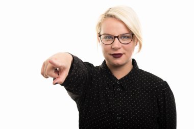 Genç Sarışın kadın öğretmen boşaltmak reklam alan beyaz zemin üzerine izole parmak işaret gözlüklü portresi