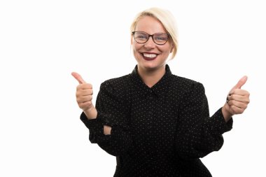 Genç Sarışın kadın öğretmen boşaltmak reklam alan beyaz zemin üzerine izole jest çift başparmak gösterilen gözlüklü portresi