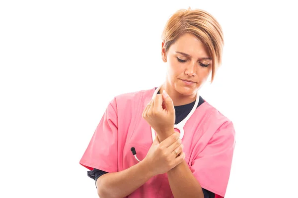 身着粉红色擦洗的女兽医肖像 显示腕关节疼痛手势在白色背景下与 Copyspace 广告区隔离 — 图库照片