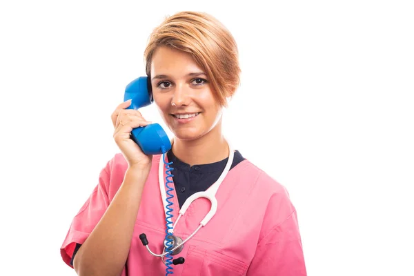 Retrato Mujer Veterinaria Con Exfoliante Rosa Hablando Receptor Azul Aislado — Foto de Stock