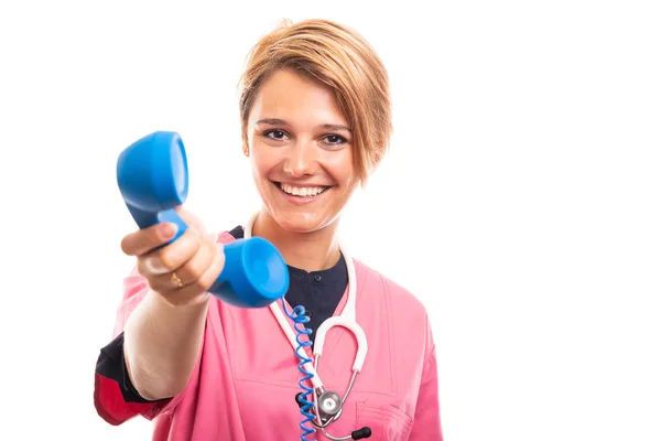 Retrato Del Veterinario Femenino Que Usa Exfoliante Rosa Que Entrega — Foto de Stock