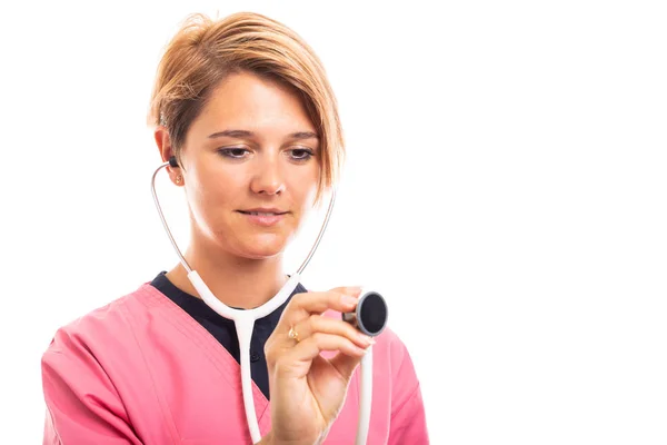 Retrato Del Veterinario Femenino Que Usa Exfoliante Rosa Usando Estetoscopio —  Fotos de Stock