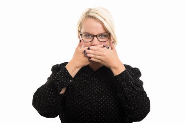 Genç Sarışın kadın öğretmen sessiz jest boşaltmak reklam alan beyaz zemin üzerine izole gibi ağzı kapsayan gözlüklü portresi