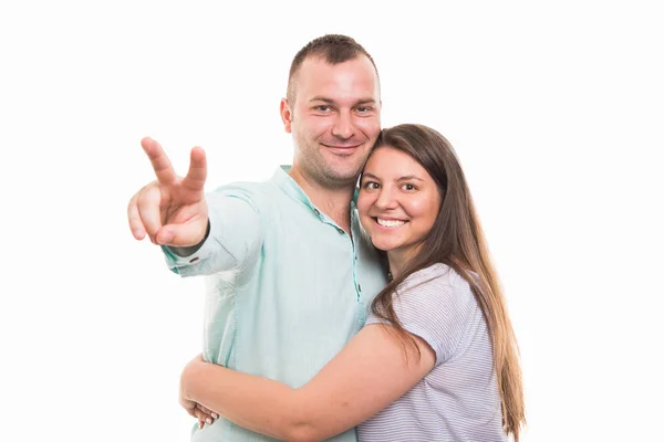 Portrait Young Happy Couple Showing Victory Gesture Isolated White Background — Stock Photo, Image