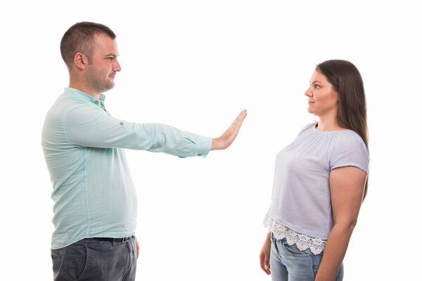 Портрет молодой счастливой пары, показывающей стоп-жест, изолированный на белом фоне с рекламным пространством
