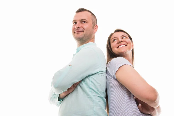 低角度的年轻幸福的夫妇站在后面的白色背景与 Copyspace 广告区隔离 — 图库照片