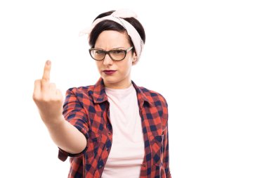 Orta parmak hareketi boşaltmak reklam alan beyaz zemin üzerine izole gösterilen gözlüklü genç oldukça pin-up kızı portresi