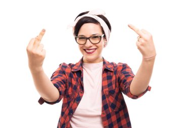 Beyaz arka plan üzerinde izole çift orta parmak hareketi gösteren gözlük takan genç oldukça pin-up kızı portresi