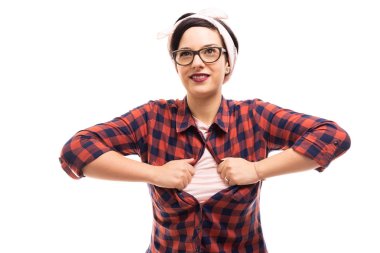 Beyaz arka plan üzerinde reklam alanı boşaltmak izole gömlek unbuttoning gözlüklü genç oldukça pin-up kızı portresi