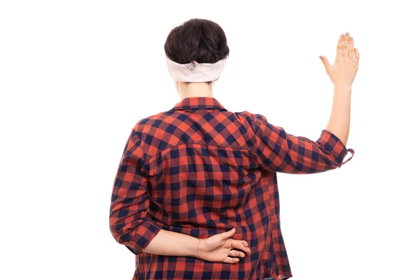 眼鏡をかけて Copyspace 広告エリアで白い背景に分離された偽の宣誓ジェスチャーを示すかなりピンナップ少女の背面図 — ストック写真