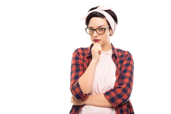 年轻漂亮的女孩戴眼镜的肖像显示在白色背景上与 Copyspace 广告区隔离的反射手势 — 图库照片