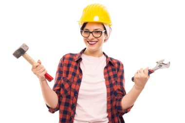 Genç oldukça pin-up kızı Sarı kask boşaltmak reklam alan beyaz zemin üzerine izole araçları holding ile portresi