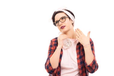 Şişe suyu boşaltmak reklam alan beyaz zemin üzerine izole ile soğutma gözlüklü genç oldukça pin-up kızı portresi