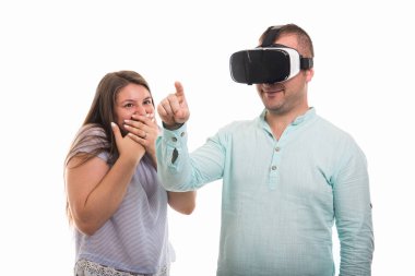 Vr kullanarak genç mutlu çift portre üzerinde izole beyaz arka plan boşaltmak reklam alanı ile koruyucu gözlük