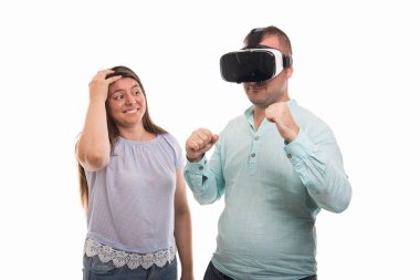 Vr kullanarak genç mutlu çift portre üzerinde izole beyaz arka plan boşaltmak reklam alanı ile koruyucu gözlük