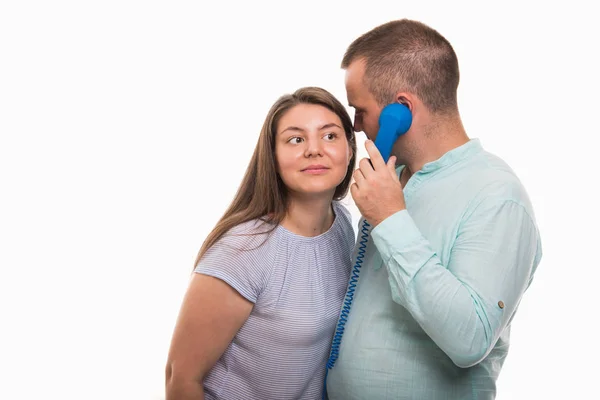 Zijaanzicht Van Jonge Gelukkige Paar Luisteren Blauwe Ontvanger Geïsoleerd Een — Stockfoto