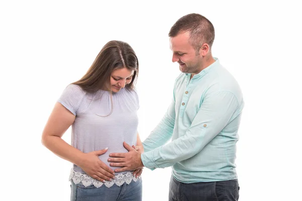 Retrato Jovem Casal Feliz Segurando Barriga Grávida Isolado Fundo Branco — Fotografia de Stock