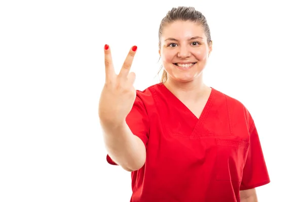 Portret Młoda Pielęgniarka Noszenie Czerwony Peeling Wyświetlono Numer Dwa Gest — Zdjęcie stockowe