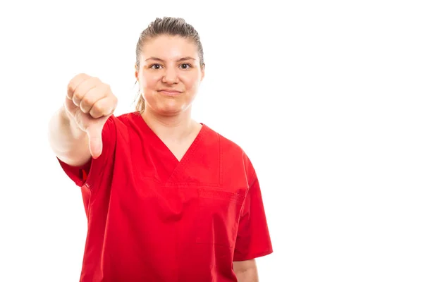 Портрет Молодой Медсестры Красном Скрабе Показывающий Жест Опущения Большого Пальца — стоковое фото