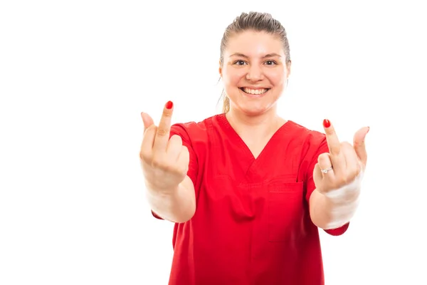 Портрет Молодой Медсестры Красном Скрабе Показывающий Двойной Жест Среднего Пальца — стоковое фото