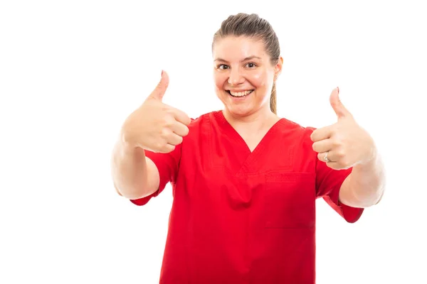Porträtt Ung Medicinsk Sjuksköterska Bär Röda Scrub Visar Dubbla Tummen — Stockfoto
