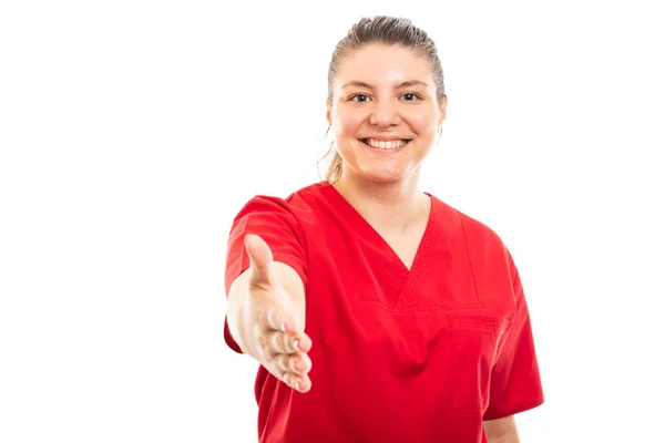 Porträtt Ung Medicinsk Sjuksköterska Bär Röda Scrub Erbjuder Handslag Gest — Stockfoto