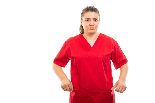 Retrato Jovem Enfermeira Médica Vestindo Esfoliação Vermelha Mostrando Bolsos Vazios — Fotografia de Stock