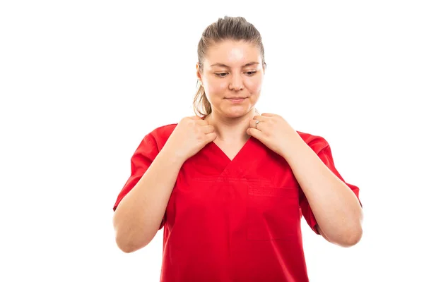 Porträtt Ung Medicinsk Sjuksköterska Bär Röda Scrub Arrangera Krage Gest — Stockfoto