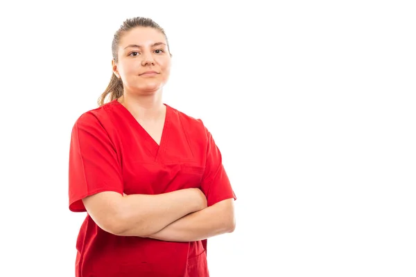 Портрет Молодой Медсестры Красном Скрабе Стоящей Скрещенными Руками Белом Фоне — стоковое фото