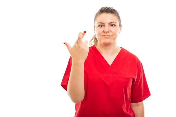 Портрет Молодой Медсестры Красном Скрабе Показывающий Скрещенные Пальцы Белом Фоне — стоковое фото