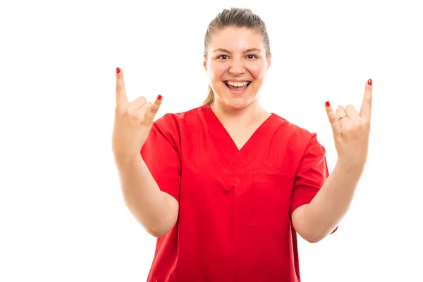 Portret Młoda Pielęgniarka Noszenie Czerwony Peeling Wyświetlono Gest Ręki Rock — Zdjęcie stockowe