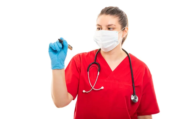 Retrato Jovem Enfermeira Médica Vestindo Esfoliação Vermelha Usando Marcador Preto — Fotografia de Stock