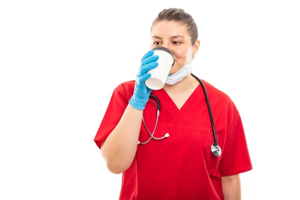 Porträtt Ung Medicinsk Sjuksköterska Bär Röda Scrub Kaffedrickande Isolerad Vit — Stockfoto