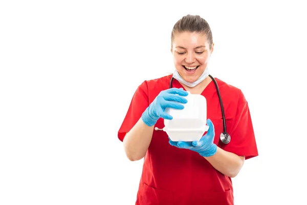 Retrato Una Joven Enfermera Médica Con Fregadero Rojo Abriendo Una — Foto de Stock