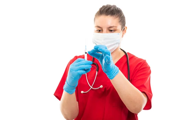 Porträtt Ung Medicinsk Sjuksköterska Bär Röda Scrub Förbereder Sprutan Isolerad — Stockfoto