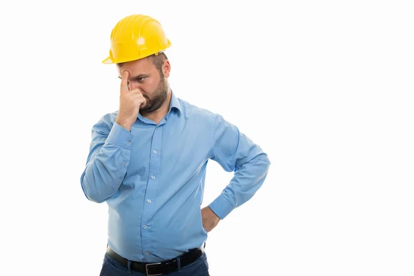 Retrato Del Joven Arquitecto Con Casco Amarillo Que Muestra Gesto — Foto de Stock