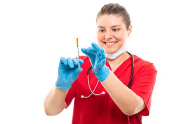 Portre genç tıbbi izole üzerinde beyaz arka plan boşaltmak reklam alanı ile vurdu diyabet hazırlanıyor giyen kırmızı scrub hemşire