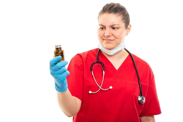 Porträt Einer Jungen Krankenschwester Mit Rotem Peeling Die Eine Flasche — Stockfoto