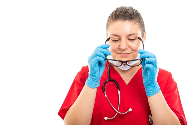 Porträtt Ung Medicinsk Sjuksköterska Bär Röda Scrub Att Sätta Glasögon — Stockfoto