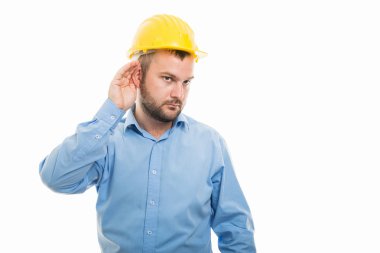 Portre sarı kask gösteren ile genç mimar boşaltmak reklam alan beyaz zemin üzerine izole jest duyamıyorum